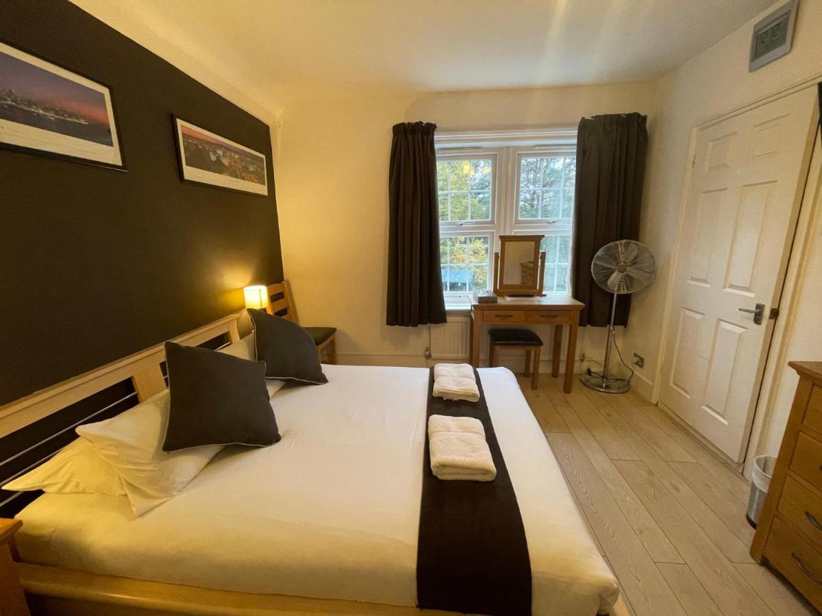 Oakhurst Gatwick B&B Crawley  Eksteriør bilde